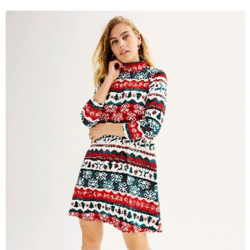 Celebrate the holidays in this fun and festive cozy dress Size Small